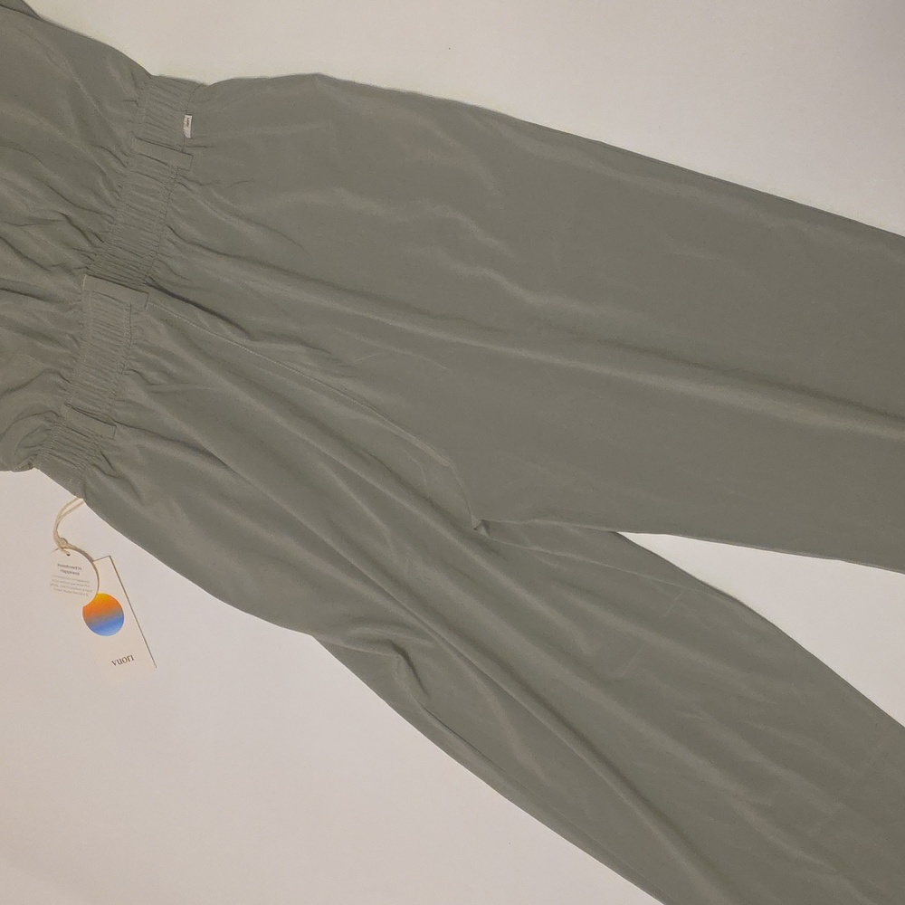 NWT Women's Vuori Villa Pose Scoop Jumpsuit in Sage Green & Size Small. - Picture 3 of 6